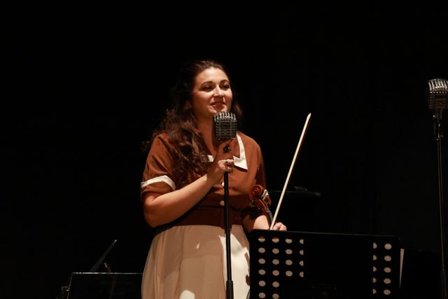 Speváčka s husľami pri mikrofóne