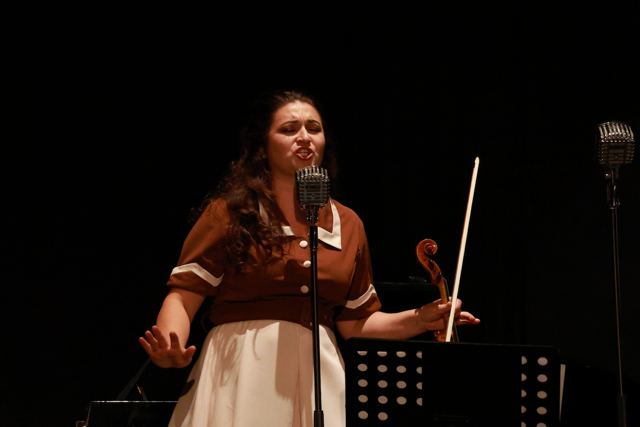 Speváčka pri mikrofóne