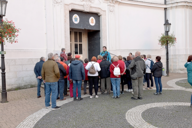 Jozef Černek sprevádza skupinu návštevníkov pred Bazilikou sv. Ondreja
